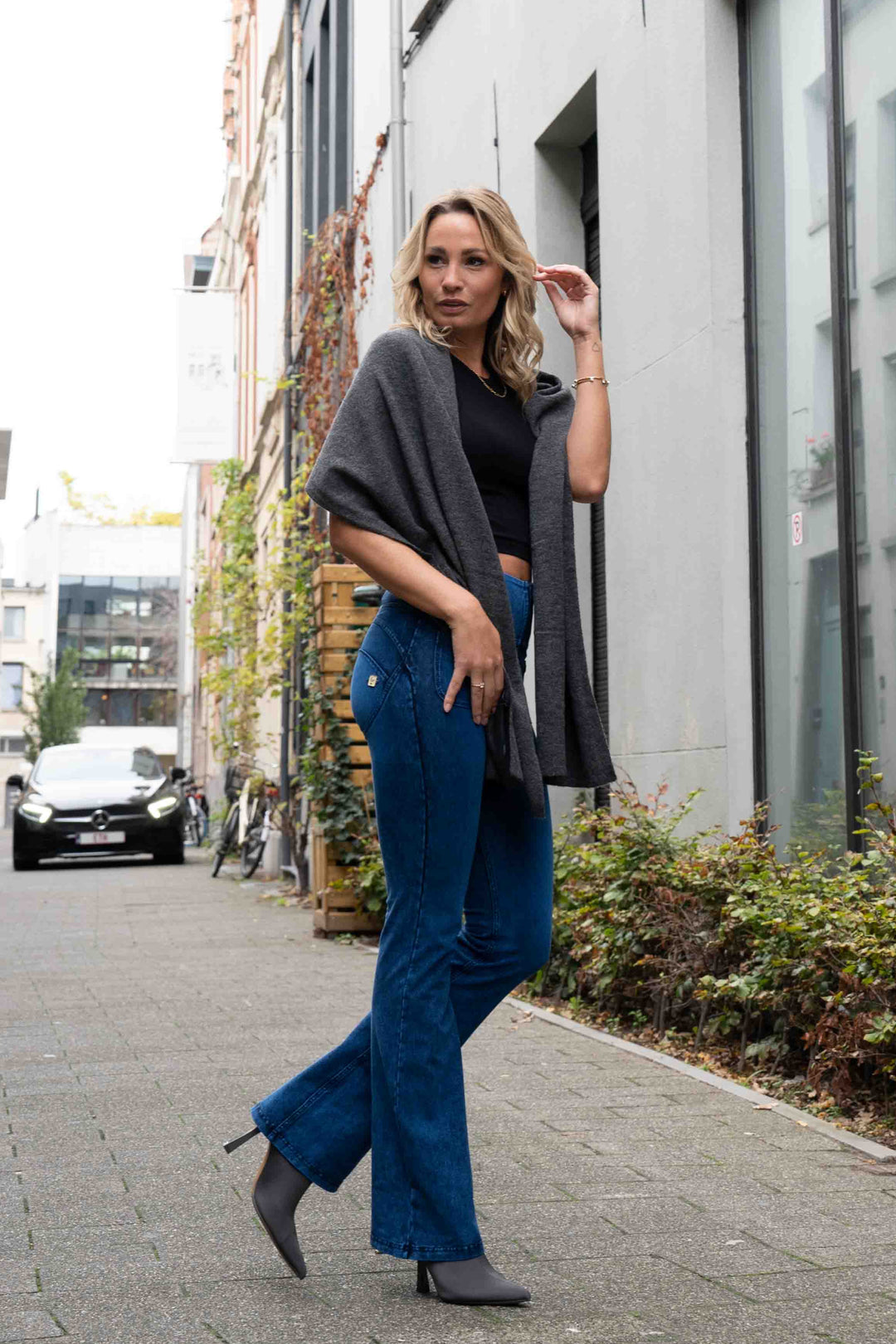 WRUP11HF209-J101B Helder Blauwe WR.UP® Flared Jeans met een Hoge Taille en Patch Pockets