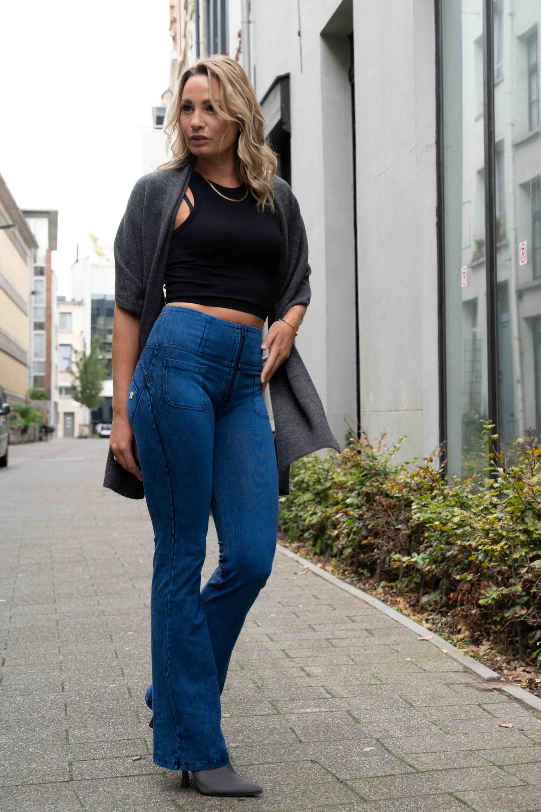 WRUP11HF209-J101B Helder Blauwe WR.UP® Flared Jeans met een Hoge Taille en Patch Pockets