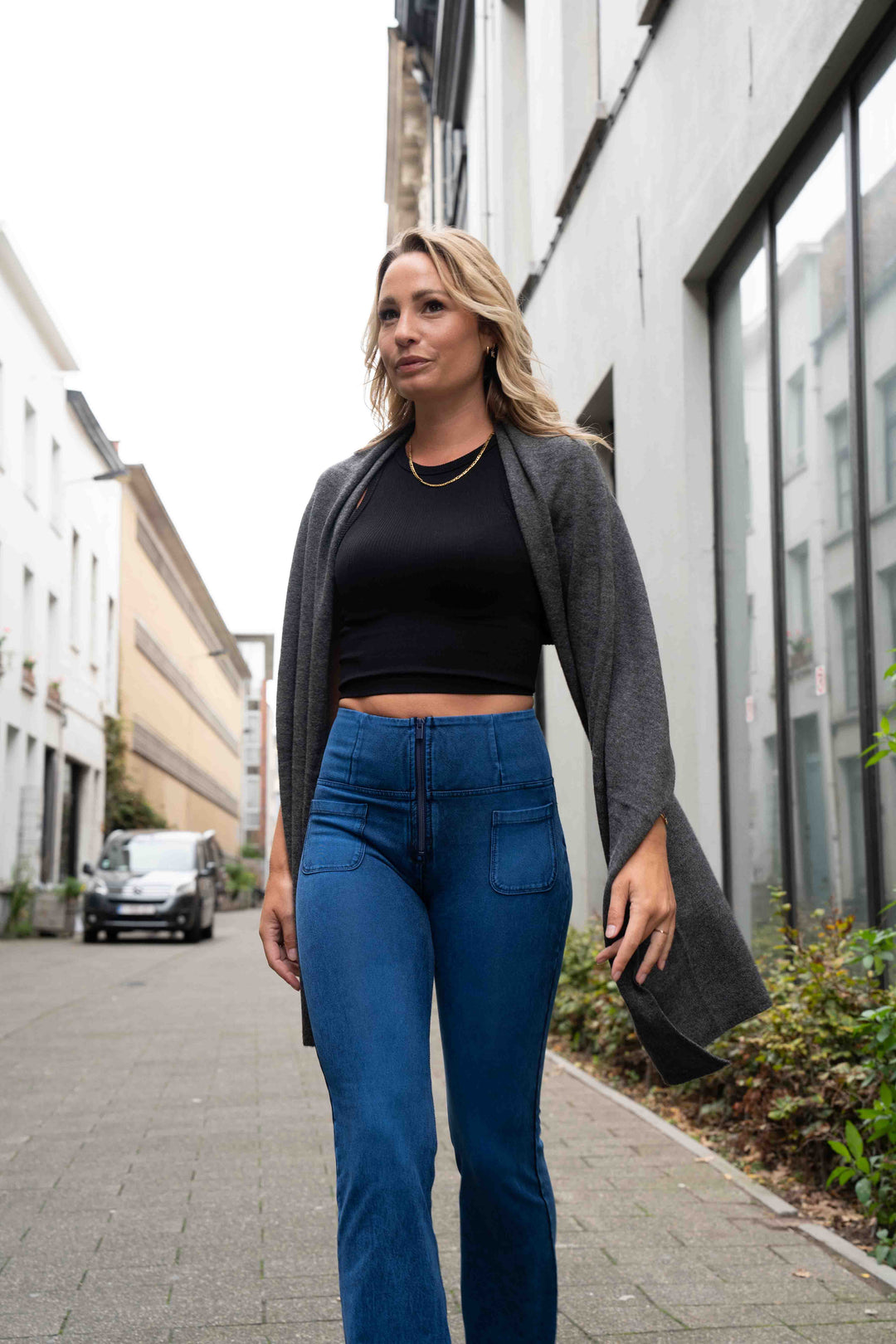 WRUP11HF209-J101B Helder Blauwe WR.UP® Flared Jeans met een Hoge Taille en Patch Pockets