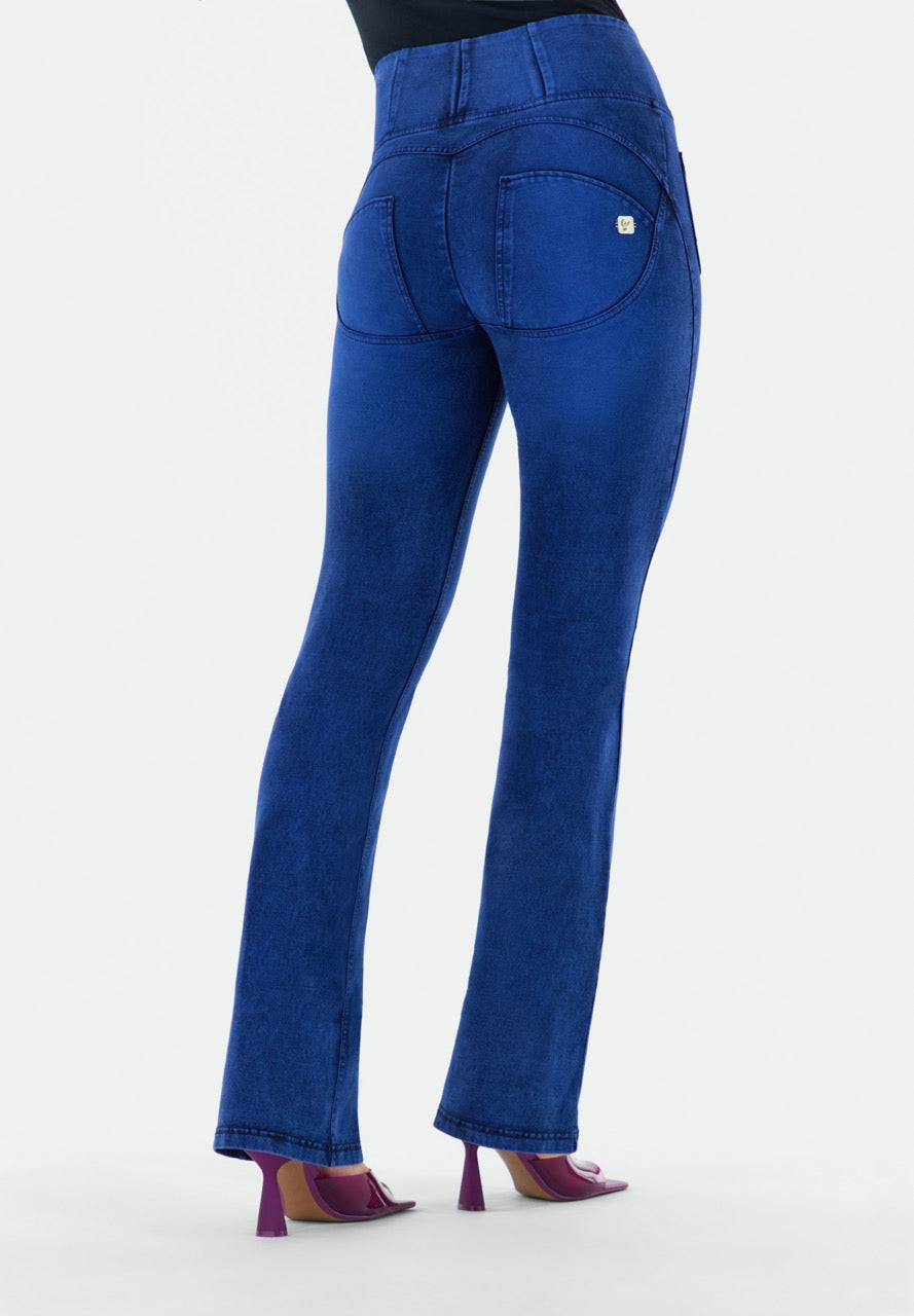 WRUP11HF209-J101B Helder Blauwe WR.UP® Flared Jeans met een Hoge Taille en Patch Pockets