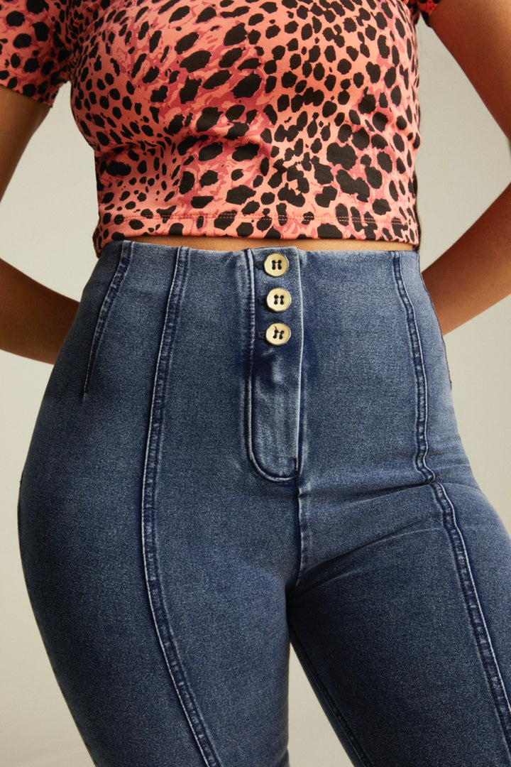 (WRUP11HS2532-J109B) WR.UP® Flared Jeans met een Hoge Taille en Knoopsluiting