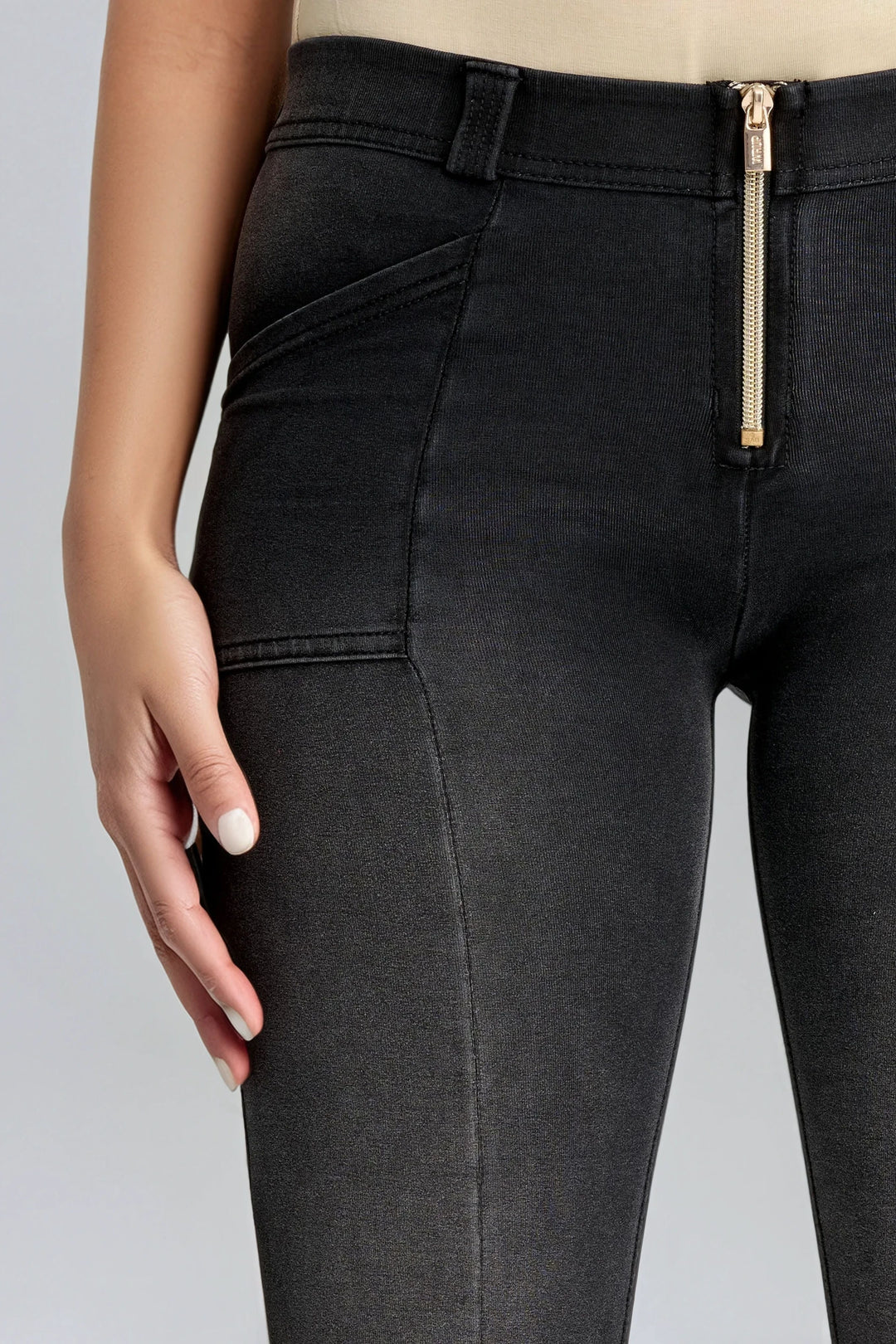 (WRUP11RS2506-J7N) Regular Waist WR.UP® Flared Jeans met Stoere Details en Golden Zip