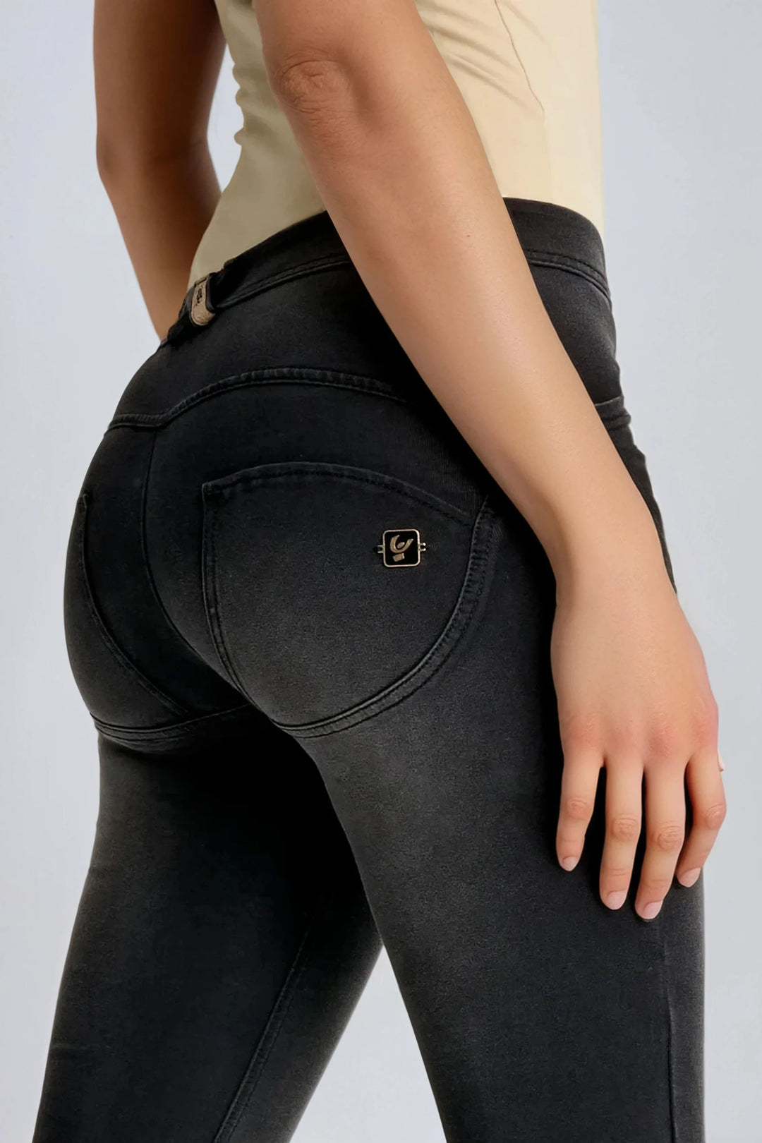 (WRUP11RS2506-J7N) Regular Waist WR.UP® Flared Jeans met Stoere Details en Golden Zip