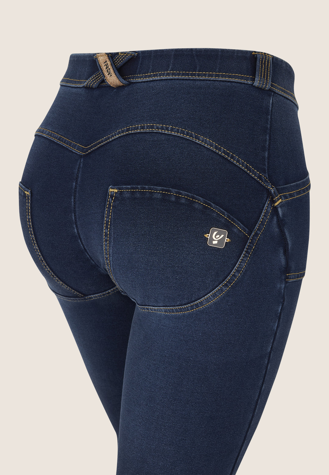 (WRUP11RS2506-J0Z) Regular Waist WR.UP® Flared Jeans met Stoere Details en Golden Zip