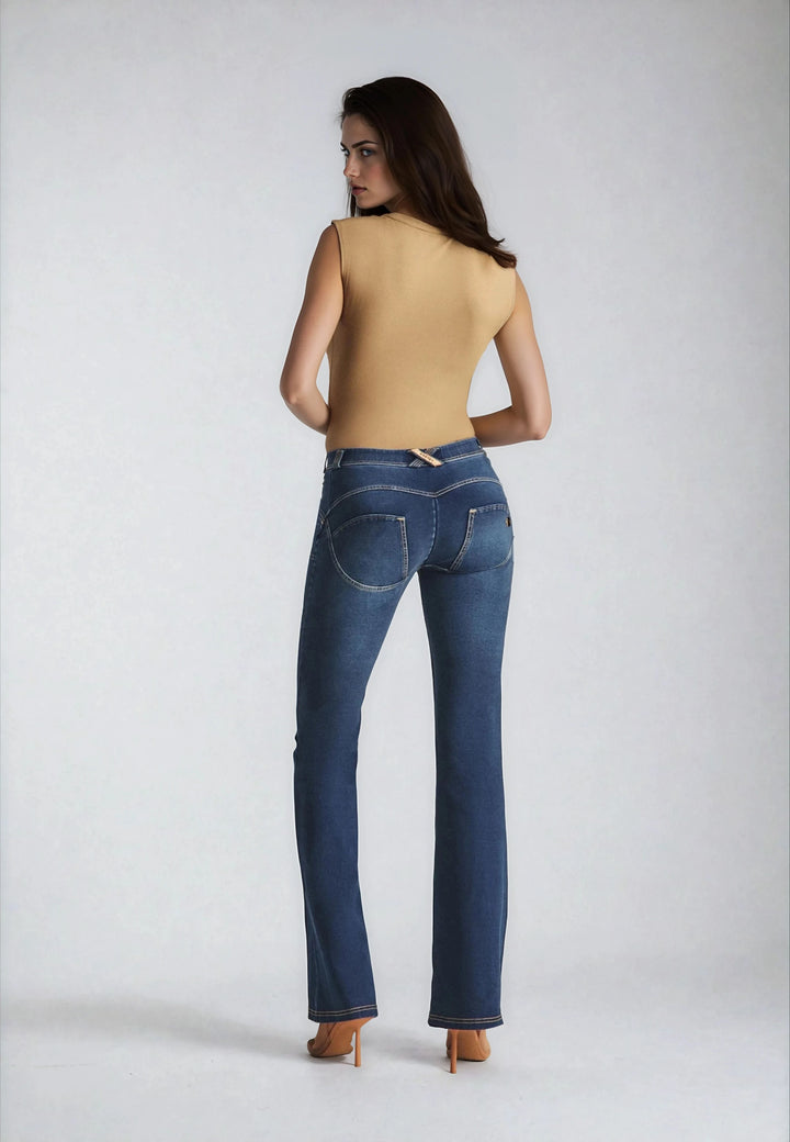 (WRUP11RS2506-J0Z) Regular Waist WR.UP® Flared Jeans met Stoere Details en Golden Zip