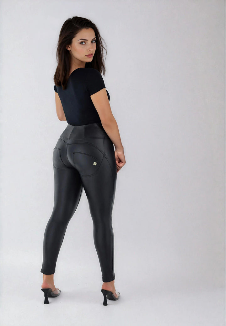 WRUP2HC006PREC-N Zwarte WR.UP® Leather Look met een Hoge Taille en Rits Sluiting