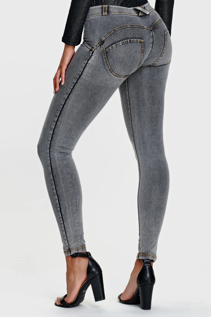 (WRUP2RC002-J3Y)  Grijze WR.UP® Regular Waist in Denim Look