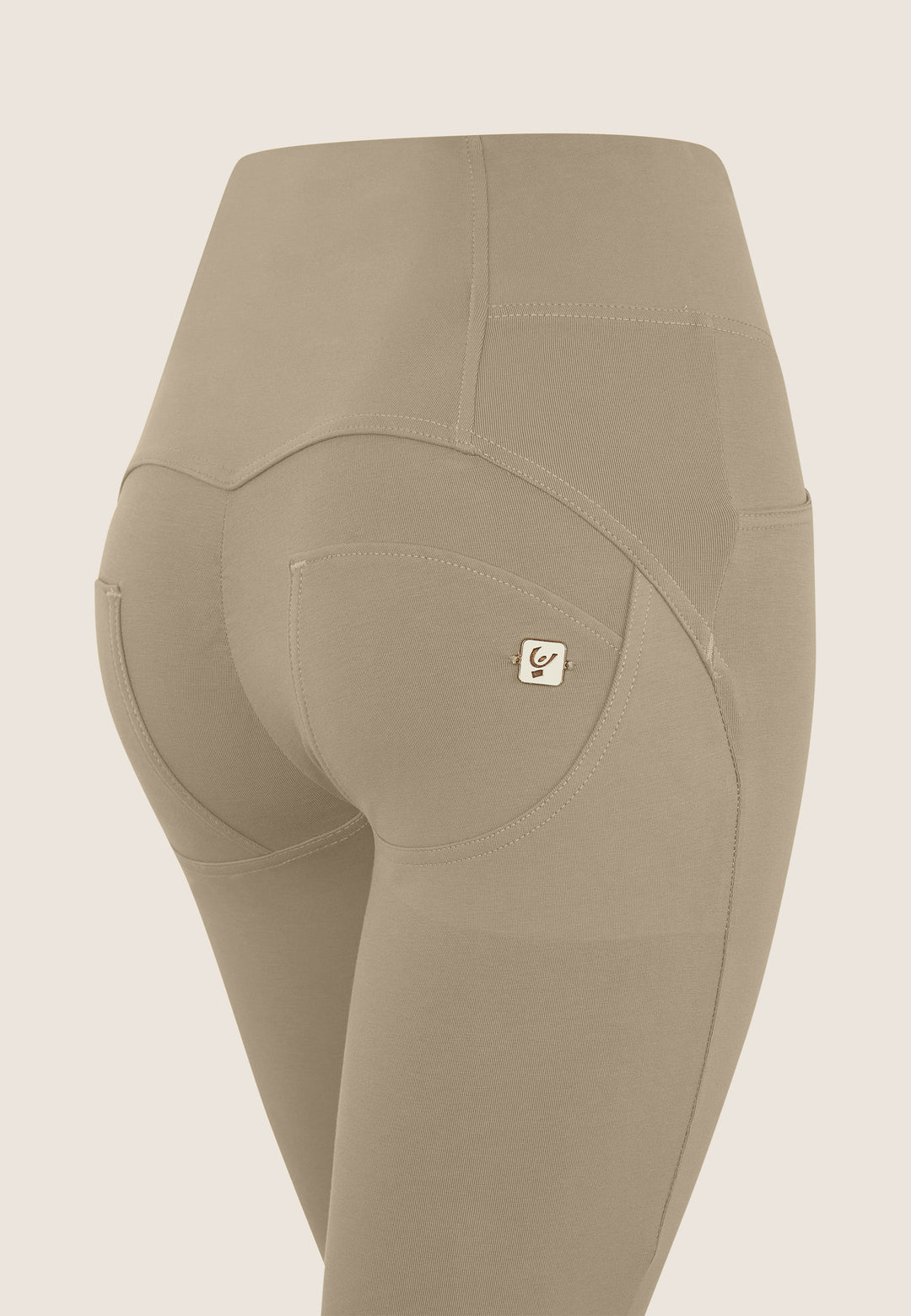 (WRUP2BHS2518-Z80) Beige WR.UP® High Waist met Golden Buttons