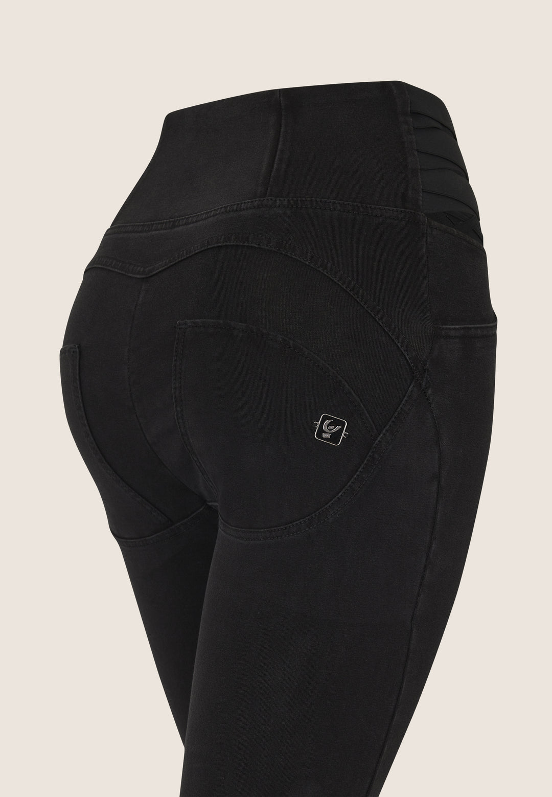 (WRUP2HS2512-J7N) Black WR.UP® High waist met Cut-out Hip Details