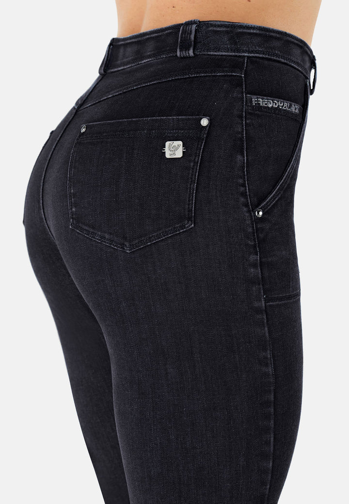 BLACK1HF202-J7N Zwarte Freddy Jeans met een Hoge Taille, Patch Pockets en een Hip Detail aan de Enkel
