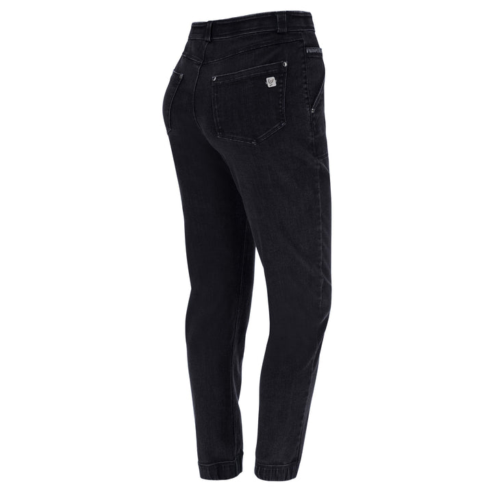BLACK1HF202-J7N Zwarte Freddy Jeans met een Hoge Taille, Patch Pockets en een Hip Detail aan de Enkel