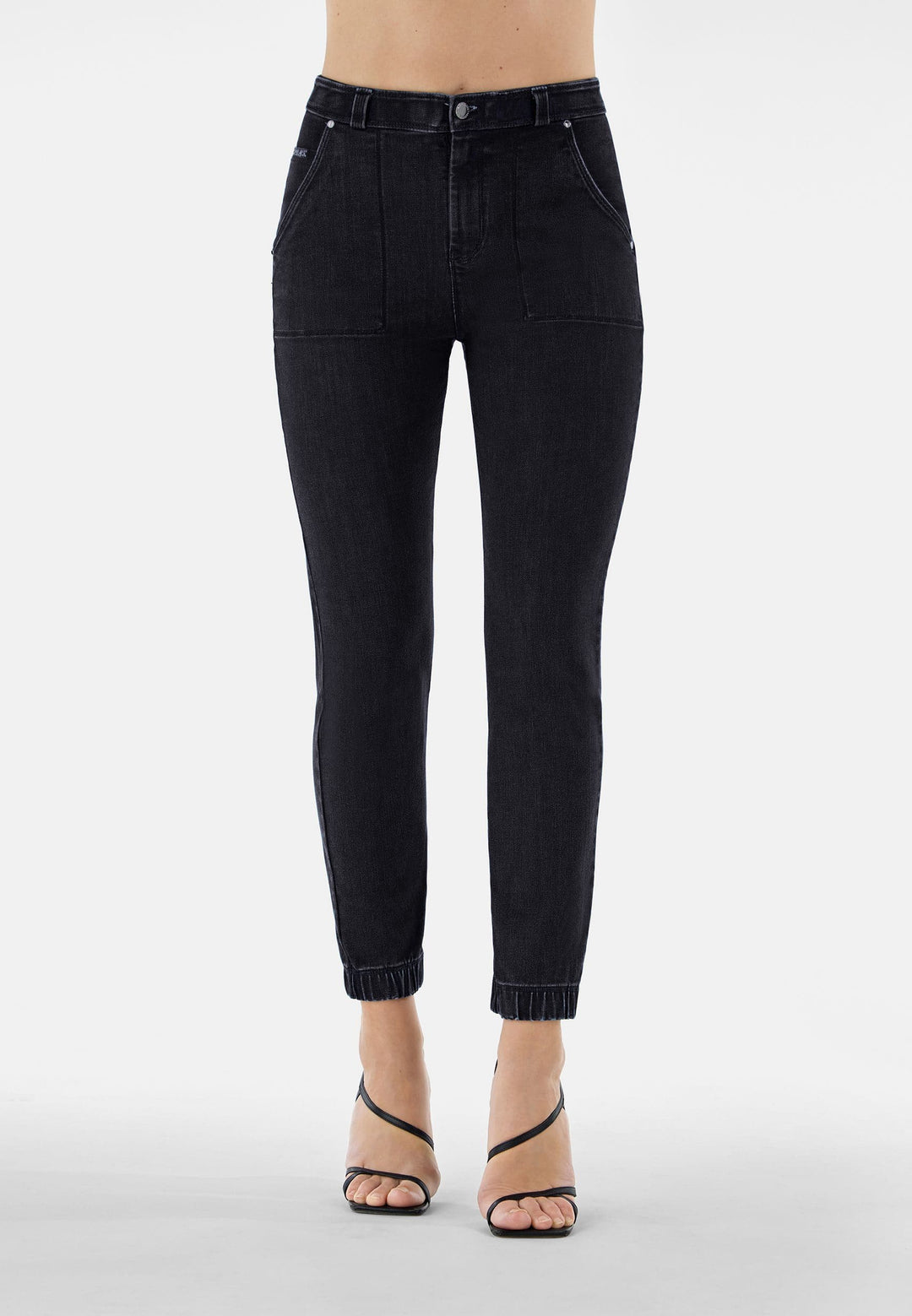 BLACK1HF202-J7N Zwarte Freddy Jeans met een Hoge Taille, Patch Pockets en een Hip Detail aan de Enkel