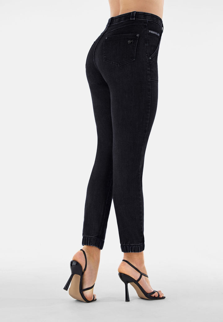 BLACK1HF202-J7N Zwarte Freddy Jeans met een Hoge Taille, Patch Pockets en een Hip Detail aan de Enkel