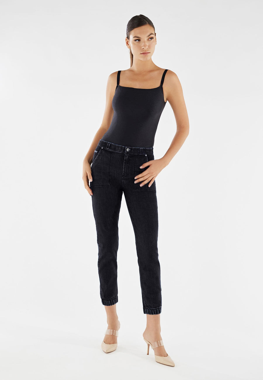 Jean Freddy noir avec une taille haute, poches plaquées et détails sur les hanches