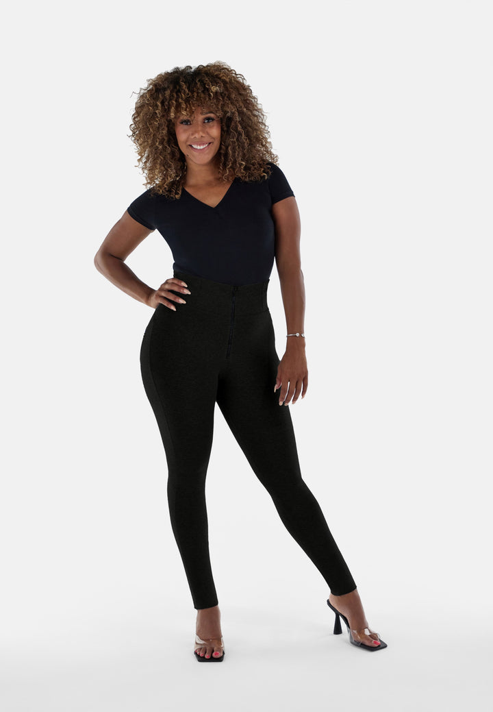WR.UP® push-up broek van biologisch katoen met gerecycled elastaan, ontworpen voor vollere figuren. Hoge taille, centrale ritssluiting en skinny pasvorm voor een sculptend en comfortabel effect