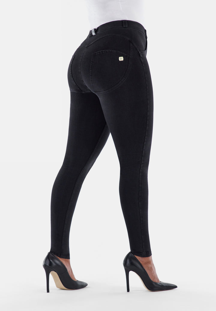 (WRUP1RC002NS-J7N)  Zwarte WR.UP® Curvy Fit Regular Waist in Denim Look