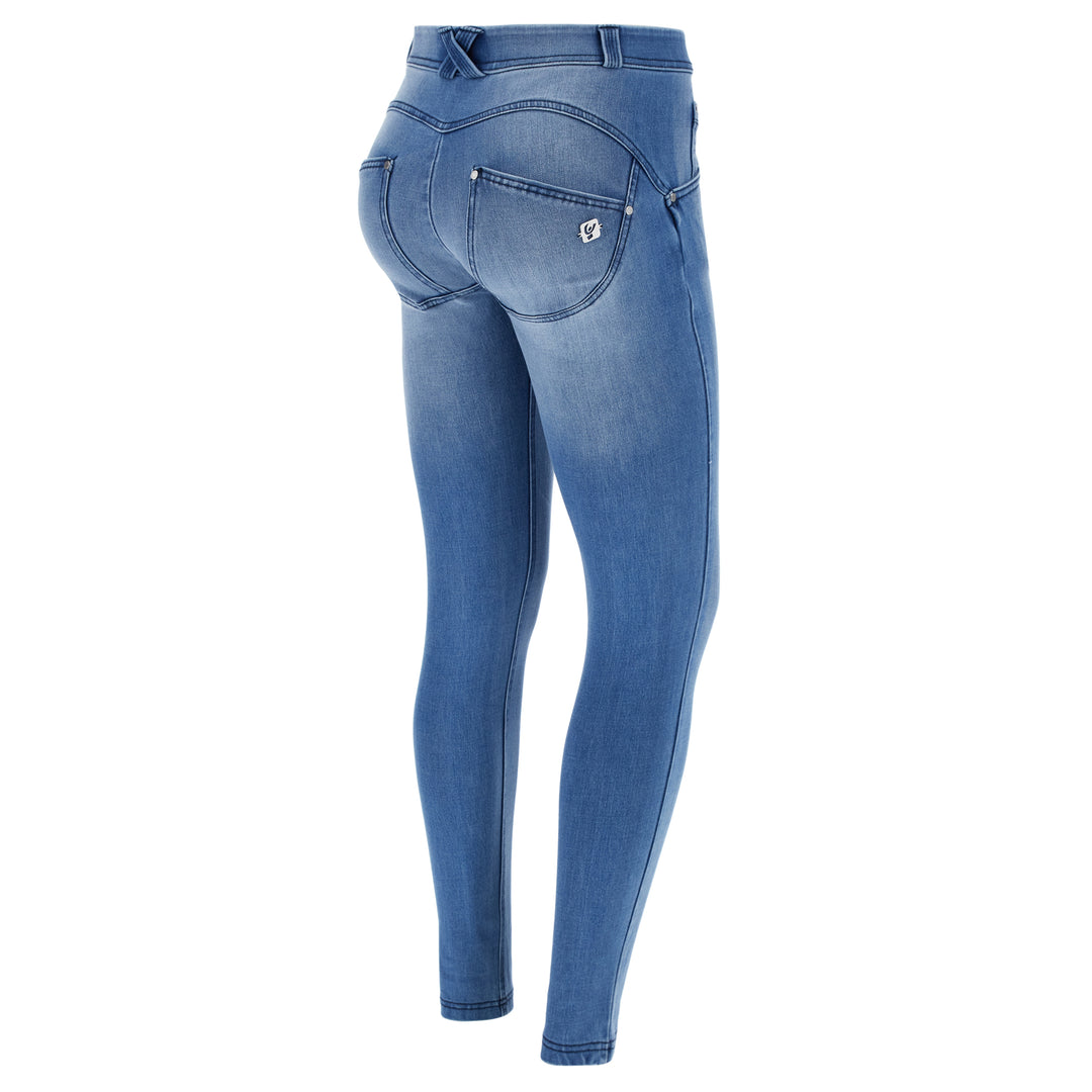 (WRUPSNUG2RS239-J4B) Woven Denim WR.UP® met Regular Waist in Washed Effect