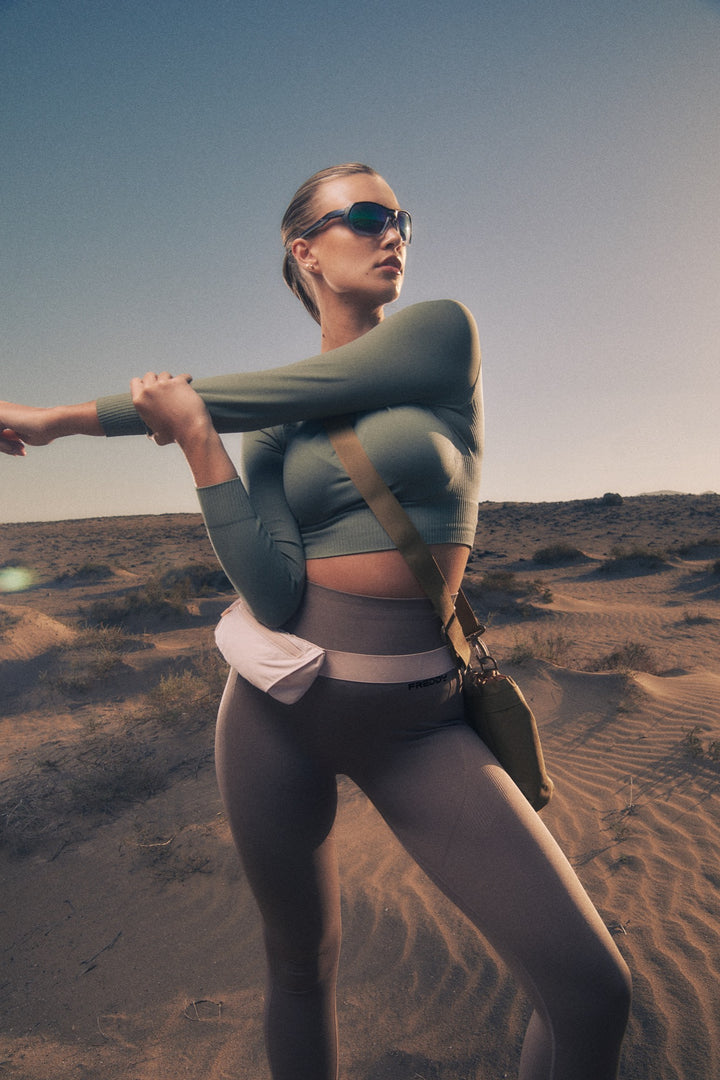 (F3WSFT3-V52) Seamless Cropped Top with Long Sleeves