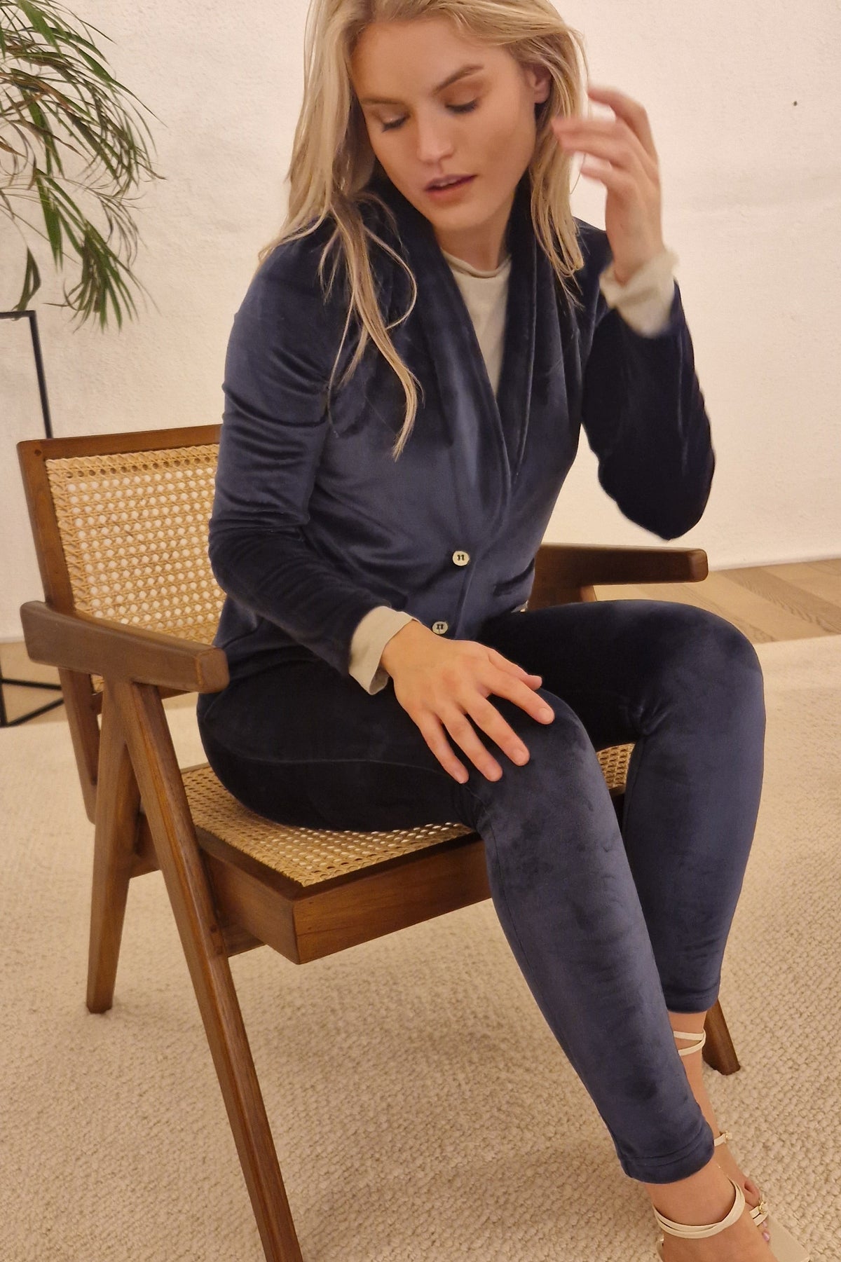 (S0WWTK3-B94) Ensemble de survêtement bleu WR.UP® en velours comprenant un blazer et un pantalon WR.UP® en velours. agrandi