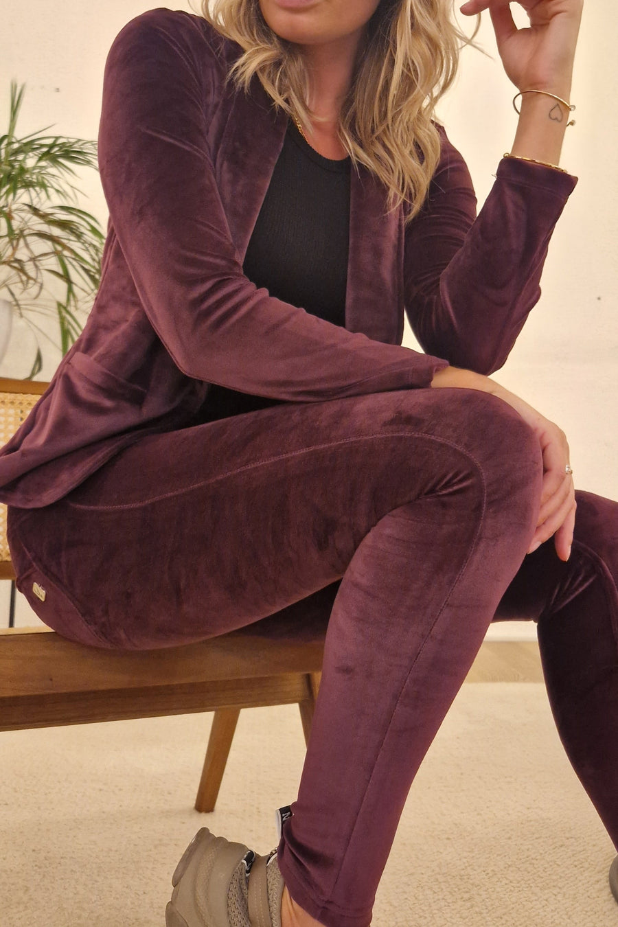 Ensemble de survêtement en velours violet WR.UP® comprenant un blazer et un pantalon en velours WR.UP®. autre vue