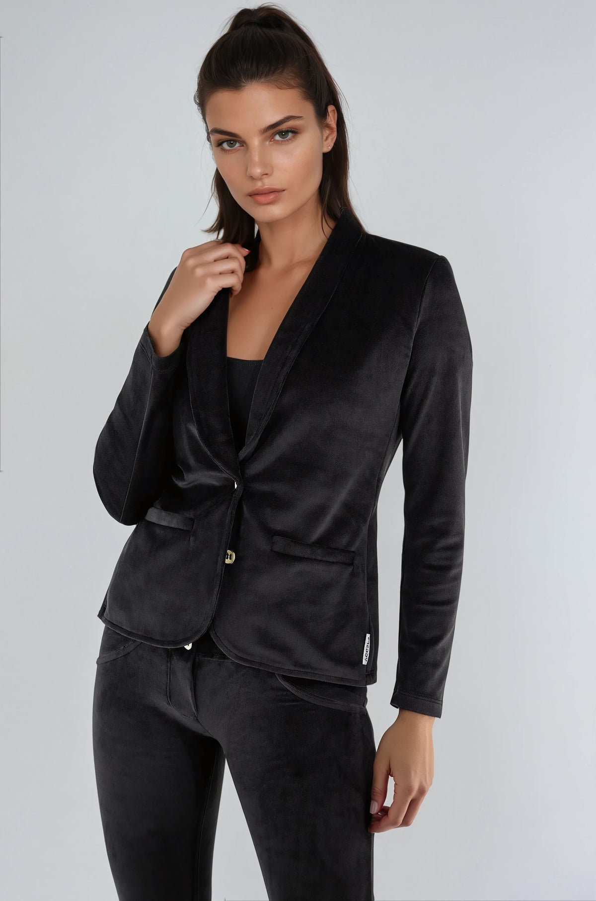 (S0WWTK3-N) Ensemble de survêtement WR.UP® en velours noir comprenant un blazer et un pantalon WR.UP® en velours.  agrandi