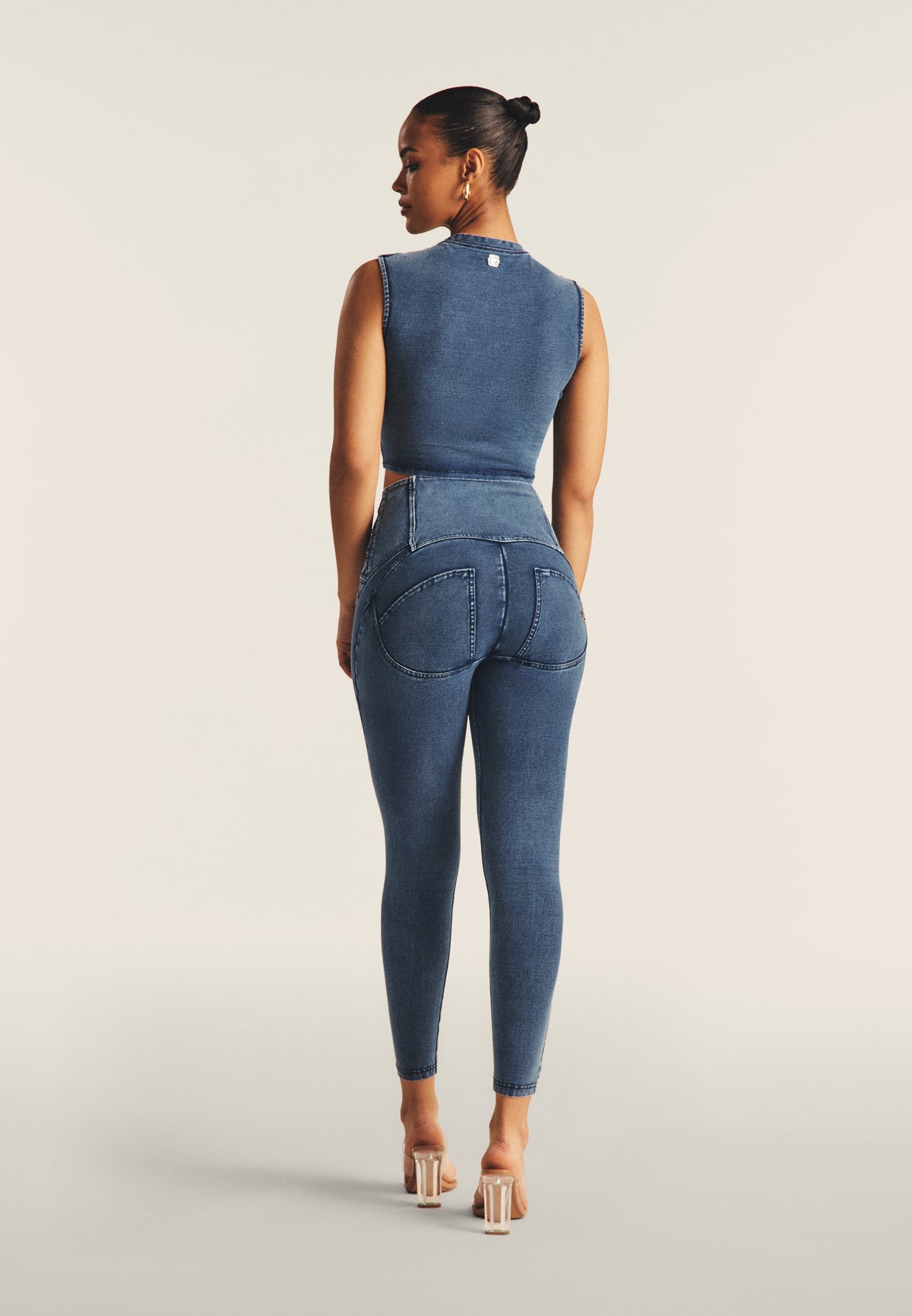 (S25WTWT16-J145B) Cropped Denim-Look Top met Stoere Schouderdetails enlarged