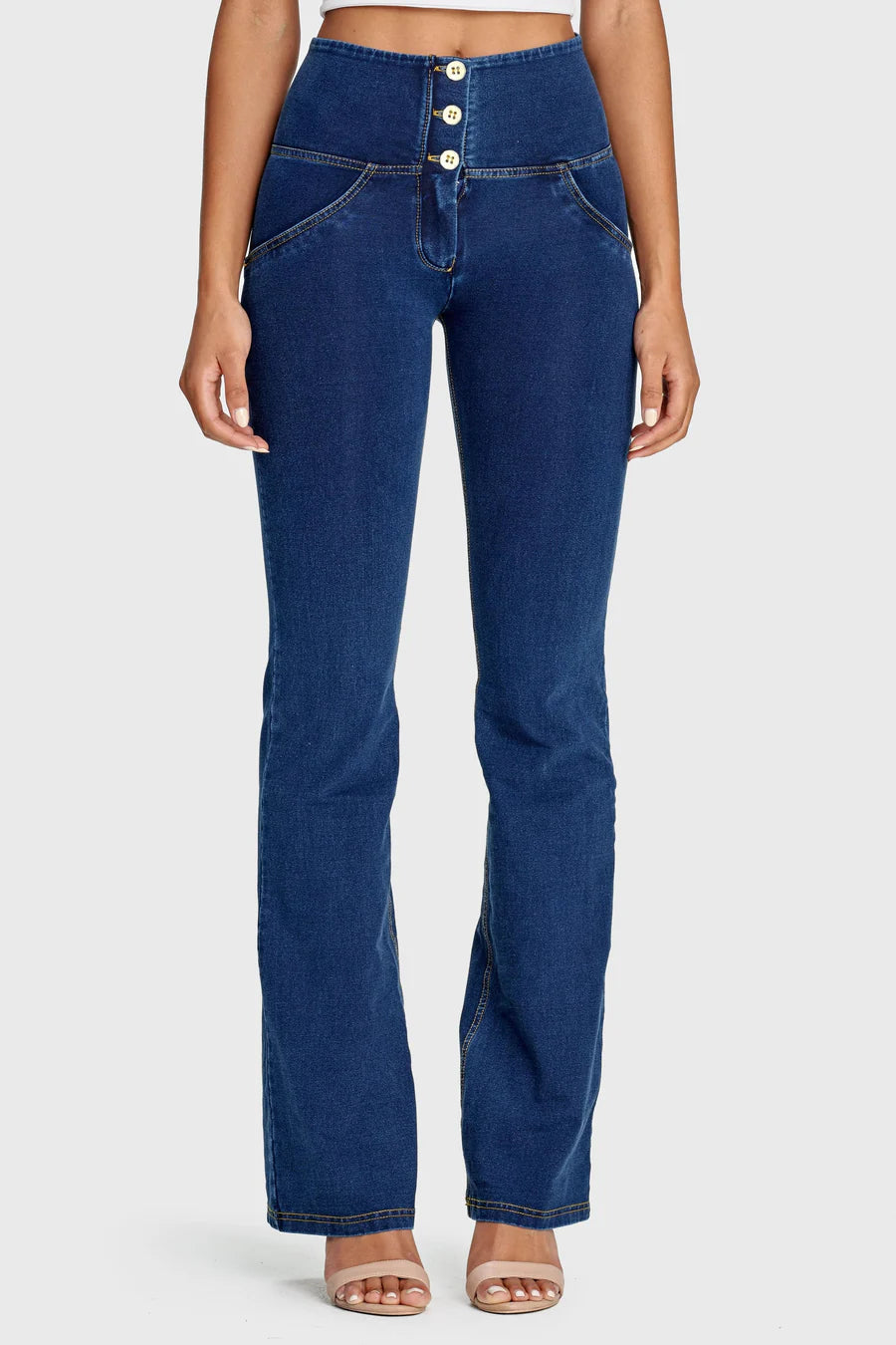 (WRUP11BHC002ORG-J0Y) Jean évasé bleu WR.UP® avec une haute taille et un bouton de serrage agrandi