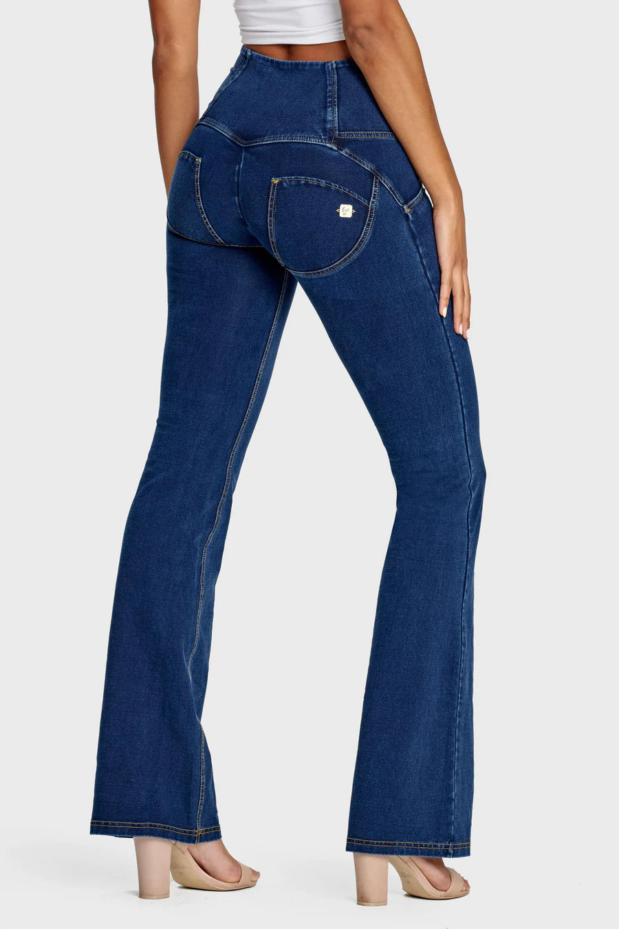 (WRUP11BHC002ORG-J0Y) Jean évasé bleu WR.UP® avec une haute taille et un bouton de serrage agrandi