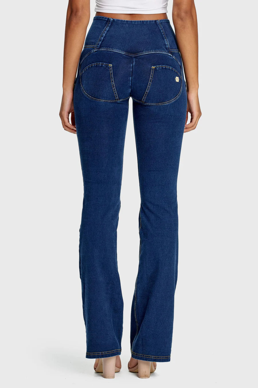 (WRUP11BHC002ORG-J0Y) Jean évasé bleu WR.UP® avec une haute taille et un bouton de serrage agrandi