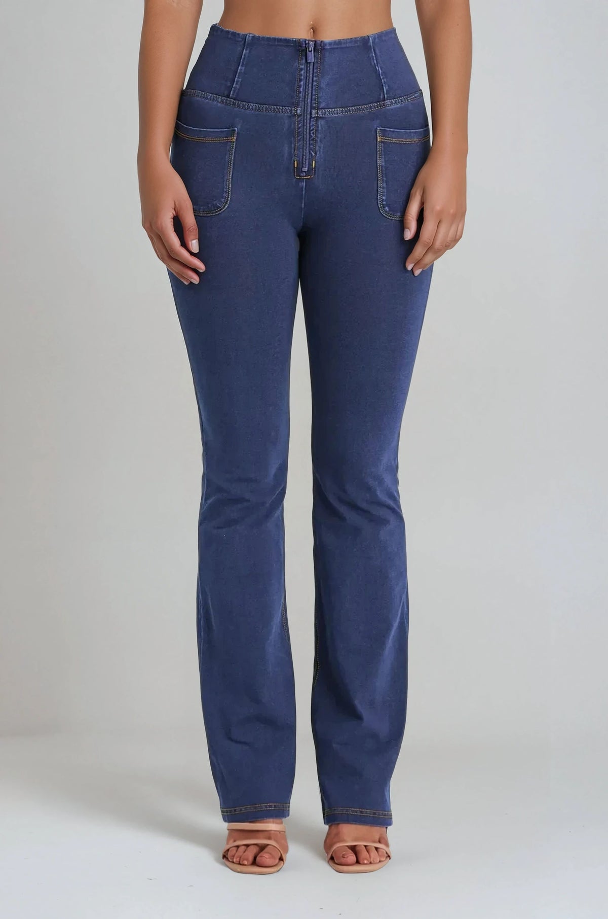 WRUP11HF250-J0Y Blauwe WR.UP® Flared Jeans met een Hoge Taille en Patch Pockets enlarged