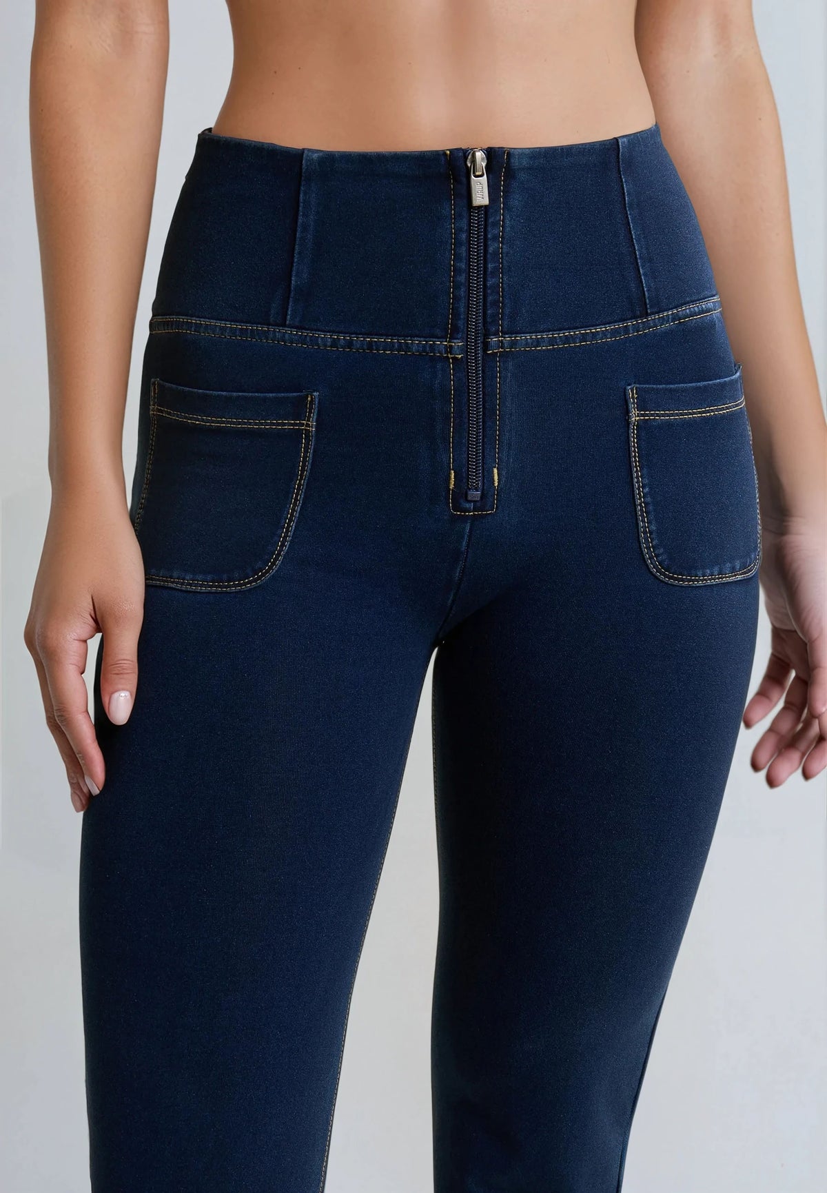(WRUP11HF250-J0Z) WR.UP® Flared Jeans avec une haute taille et des poches plaquées agrandi