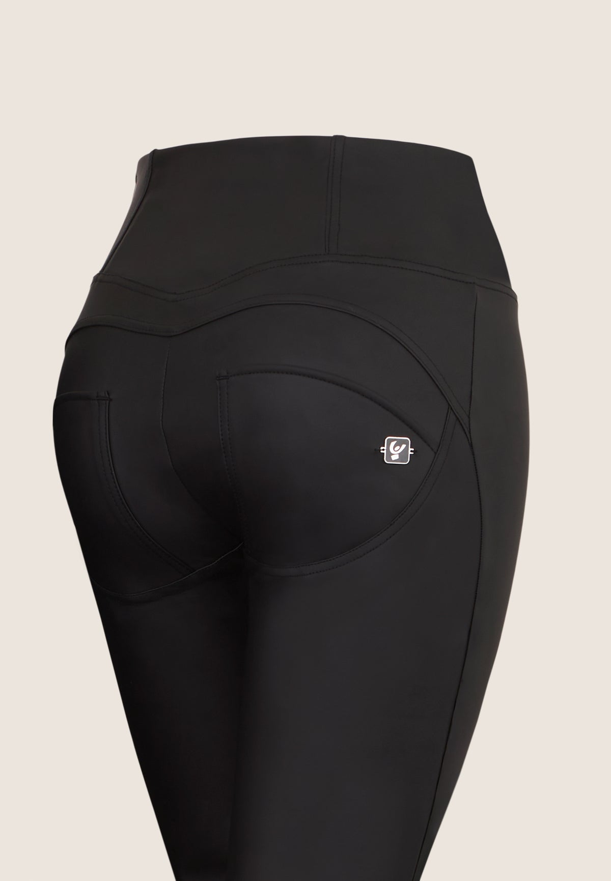 (WRUP11HF2572-N) Pantalon noir évasé en similicuir recyclé agrandi