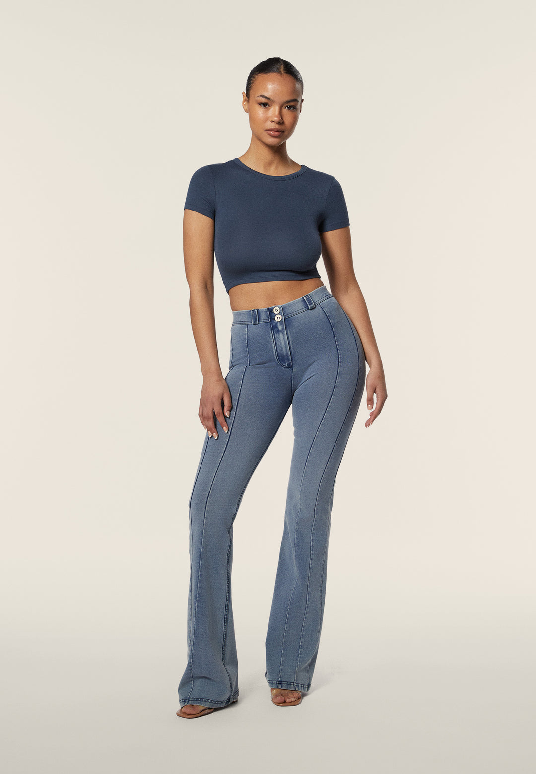 (WRUP11RHF411-J108B) Flared Jeans met Knoopsluiting