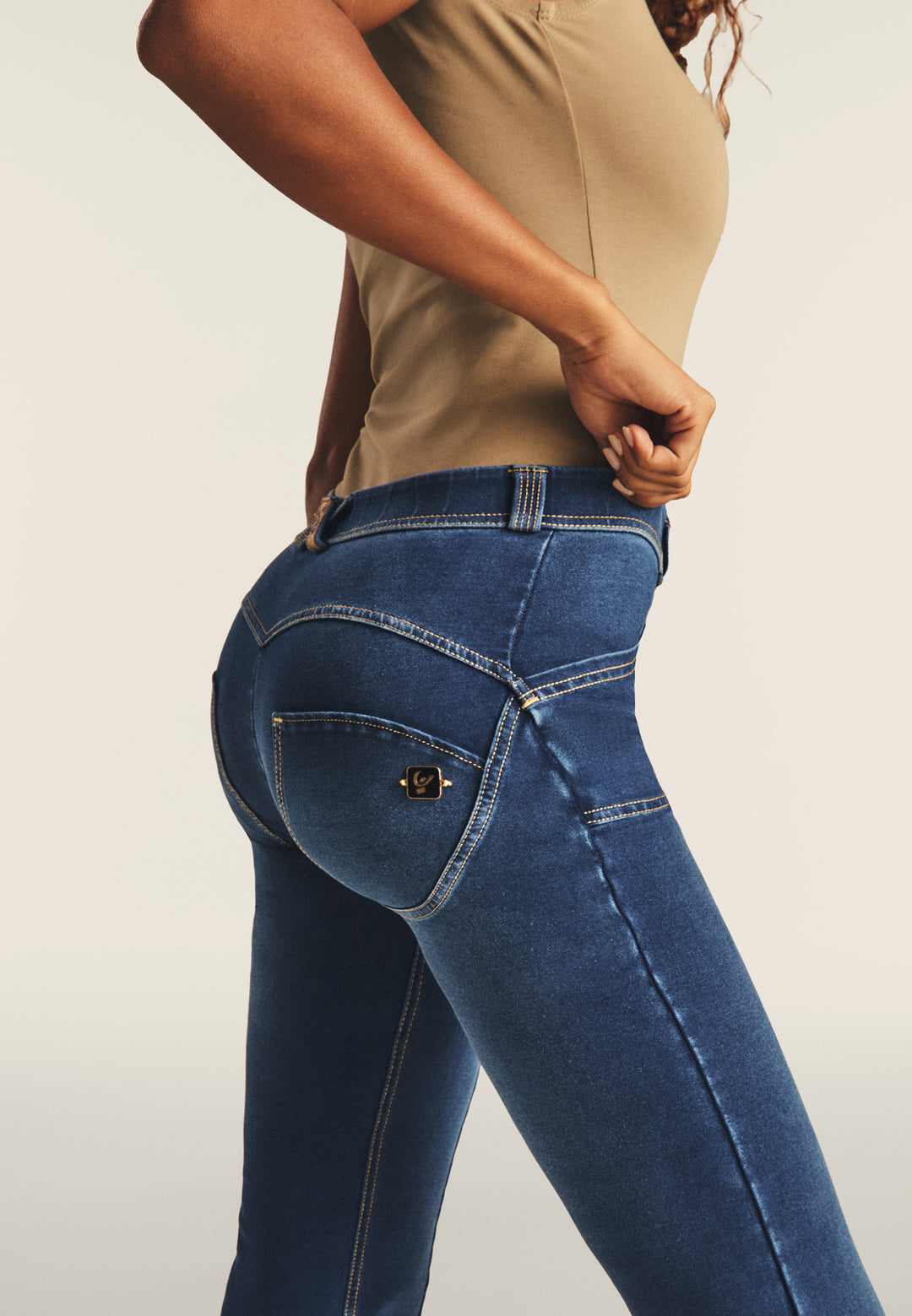 (WRUP11RS2506-J0Z) Regular Waist WR.UP® Flared Jeans met Stoere Details en Golden Zip
