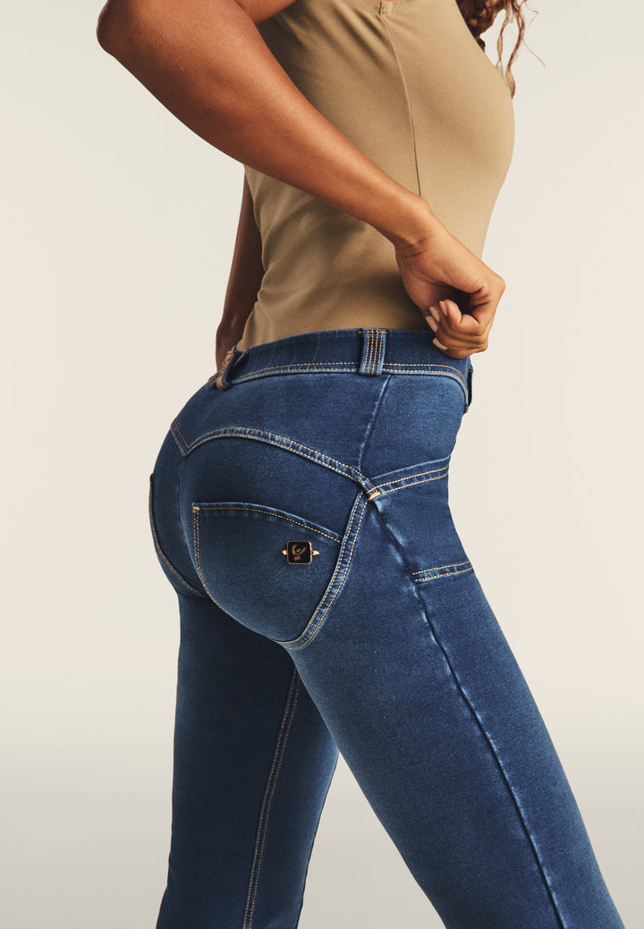 (WRUP11RS2506-J0Z) Regular Waist WR.UP® Flared Jeans met Stoere Details en Golden Zip