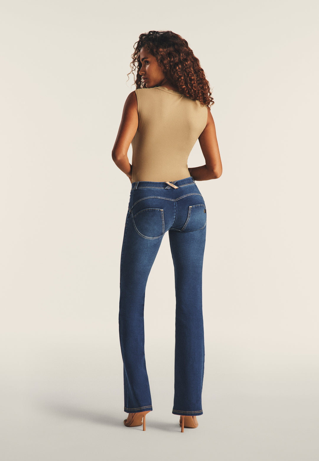 (WRUP11RS2506-J0Z) Regular Waist WR.UP® Flared Jeans met Stoere Details en Golden Zip