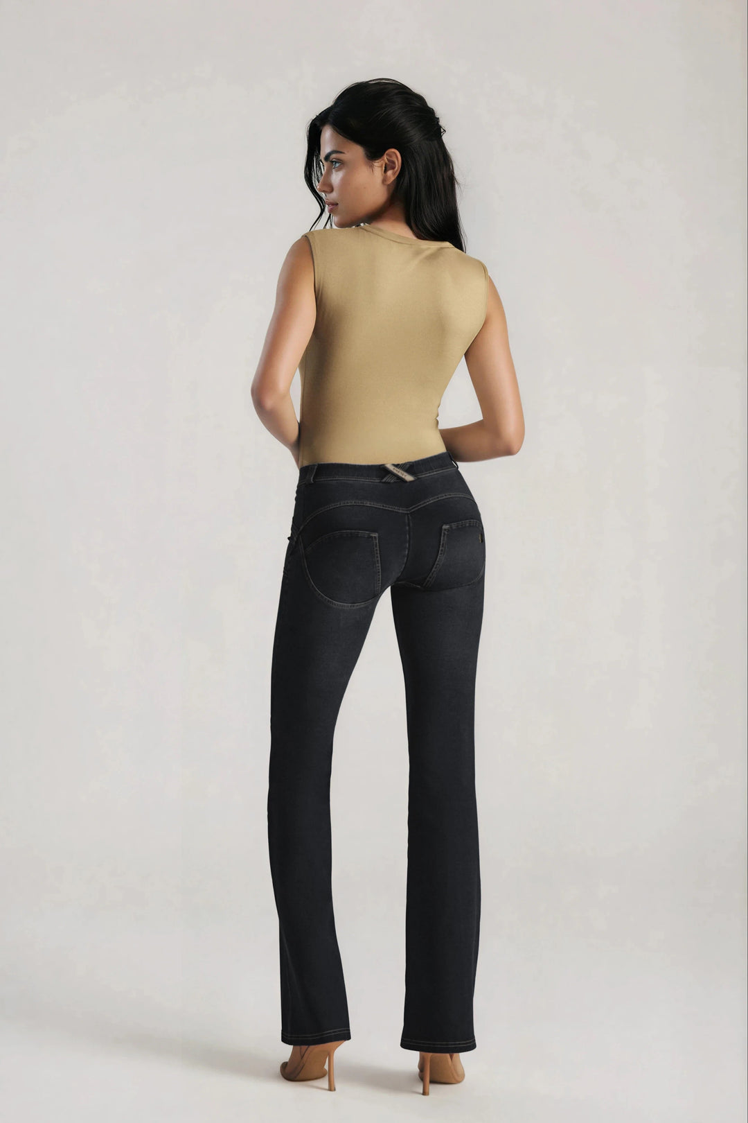 (WRUP11RS2506-J7N) Regular Waist WR.UP® Flared Jeans met Stoere Details en Golden Zip