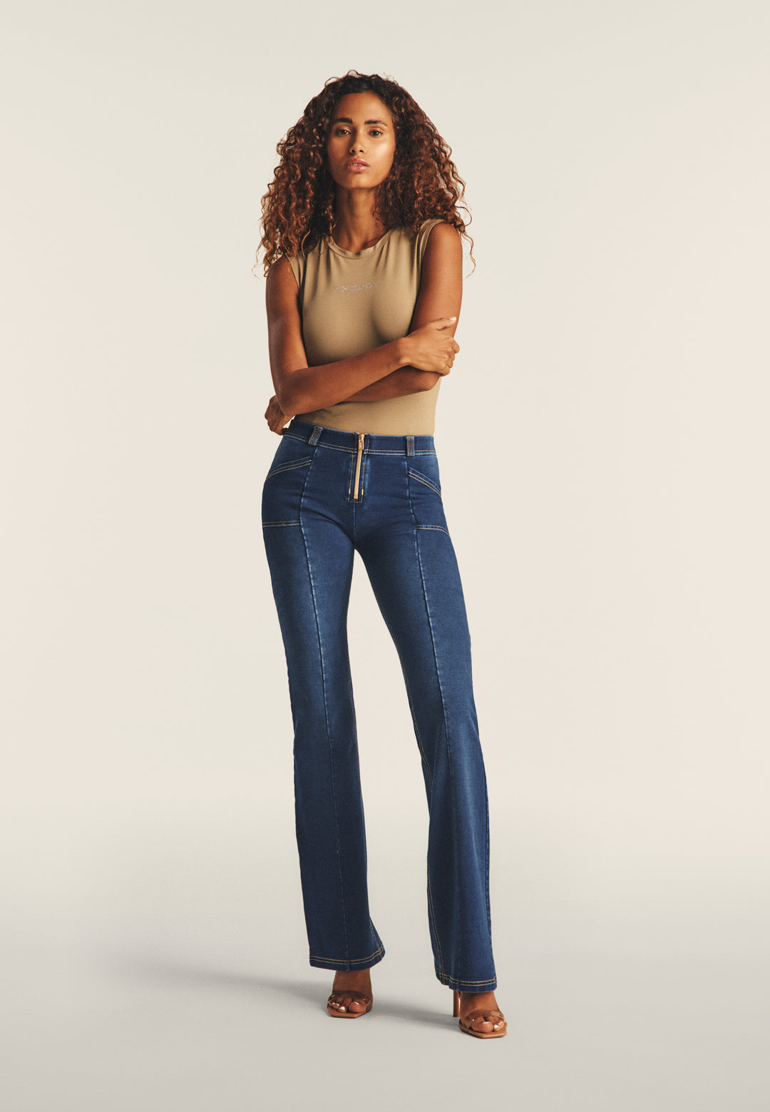 (WRUP11RS2506-J0Z) Regular Waist WR.UP® Flared Jeans met Stoere Details en Golden Zip
