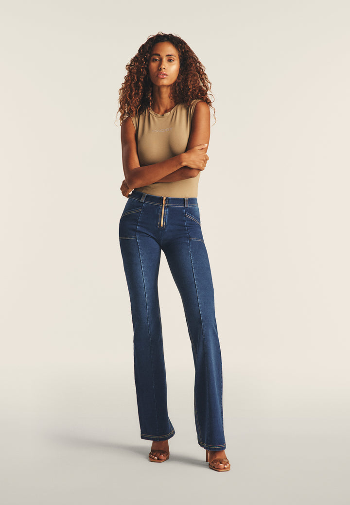 (WRUP11RS2506-J0Z) Regular Waist WR.UP® Flared Jeans met Stoere Details en Golden Zip