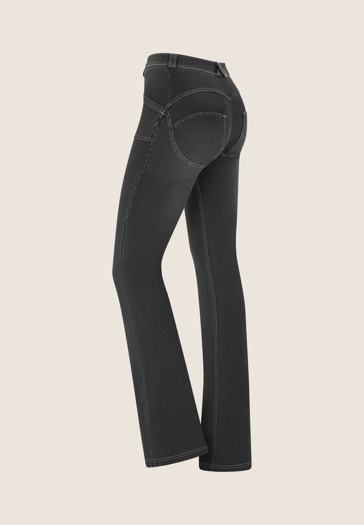 (WRUP11RS2506-J7N) Regular Waist WR.UP® Flared Jeans met Stoere Details en Golden Zip
