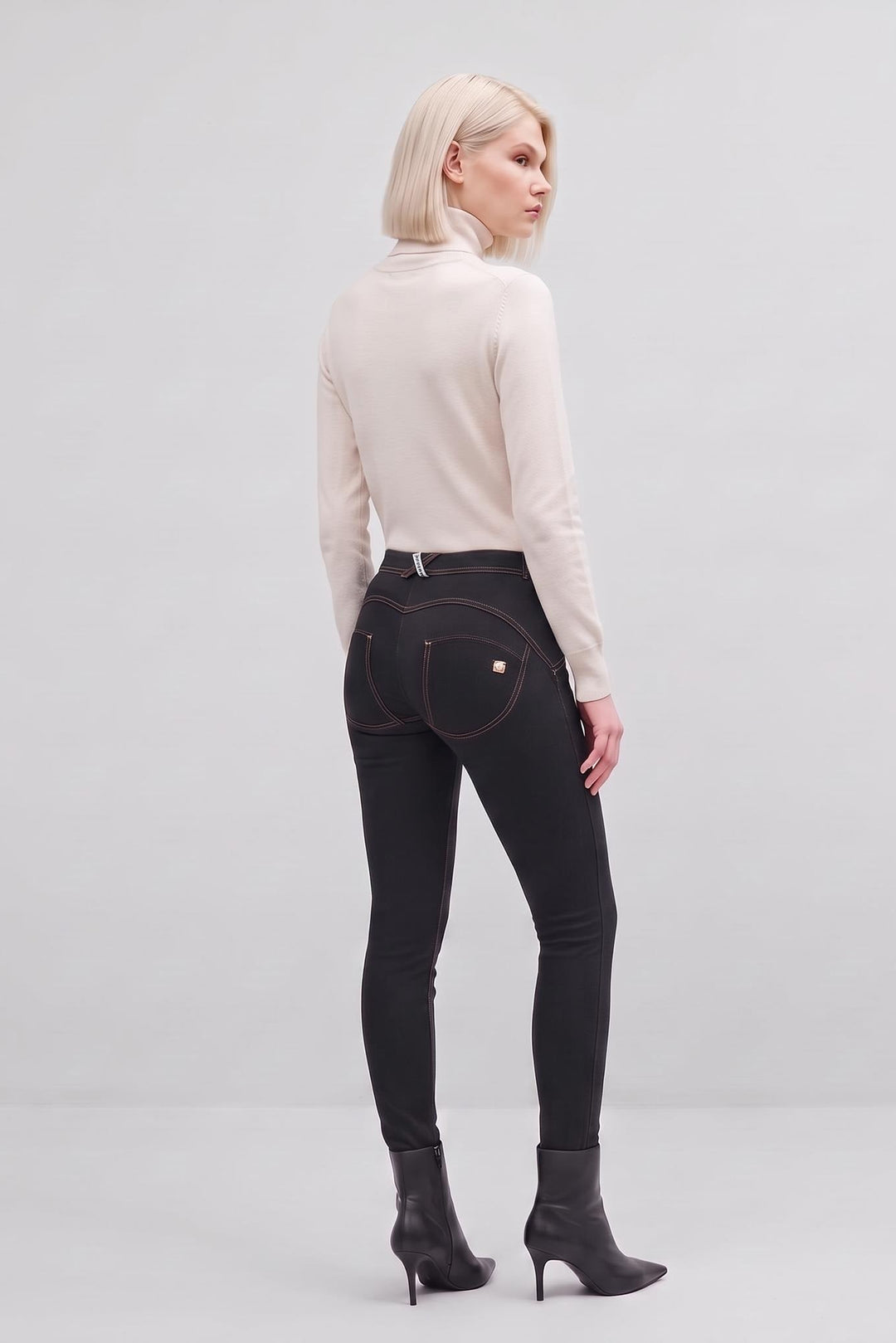 (WRUP1RC002-J7Y) Zwarte WR.UP® Regular Waist in Denim Look