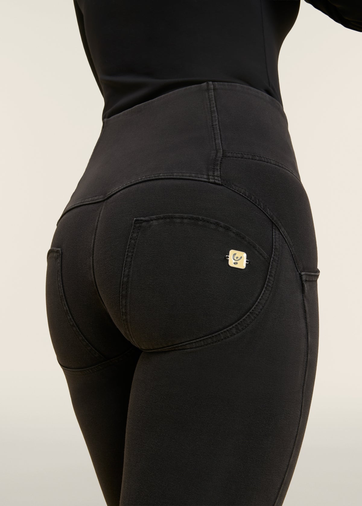 (WRUP2BHC002ORG-J7N) Denim Look WR.UP® avec haute taille et boutonnière agrandi