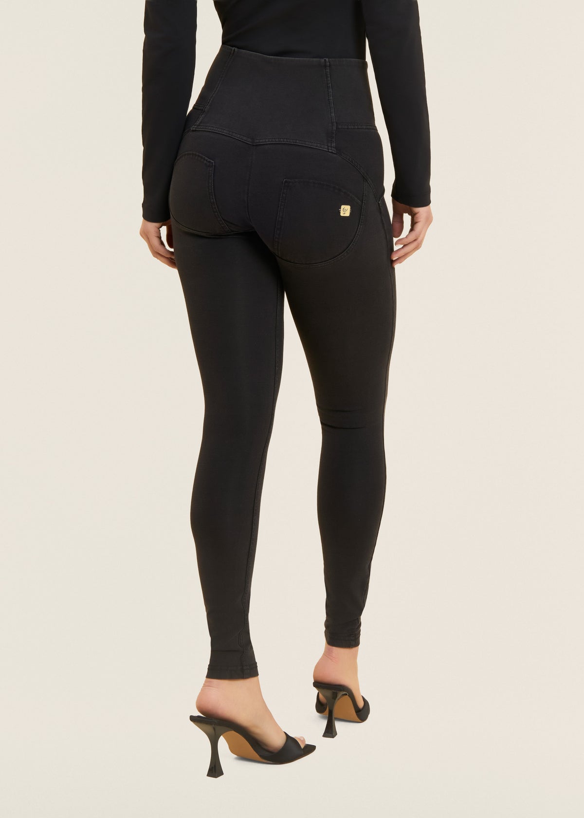 (WRUP2BHC002ORG-J7N) Denim Look WR.UP® avec haute taille et boutonnière agrandi