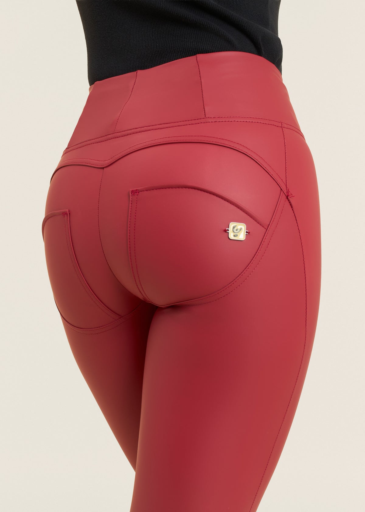 WRUP2HC006PREC-R68 Rode WR.UP®Leather Look avec une haute taille et une fermeture éclair agrandi