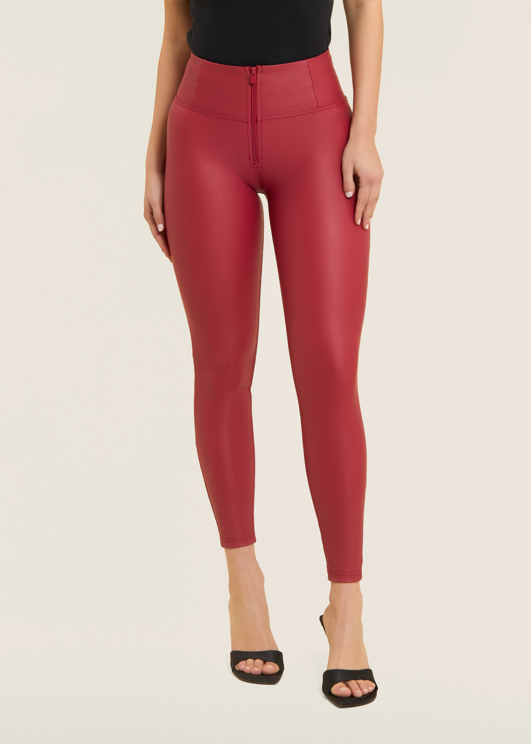 WRUP2HC006PREC-R68 Rode WR.UP®Leather Look met een Hoge Taille en Rits Sluiting