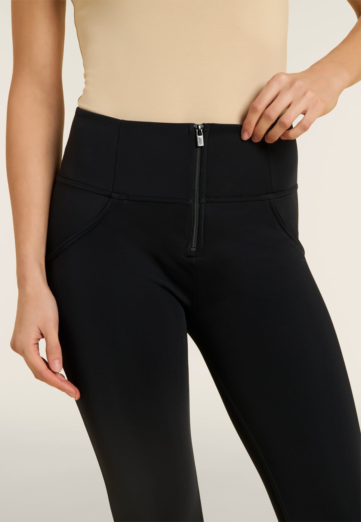 (WRUP2HF2564-N) Pantalon skinny noir en jersey de nylon stretch agrandi