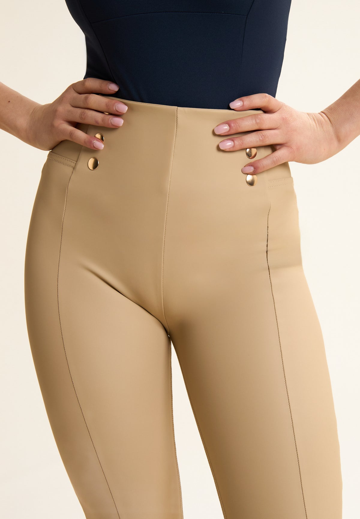 (WRUP2SHS2549-Z80) Jean WR.UP® taille haute en similicuir avec boutons dorés agrandi