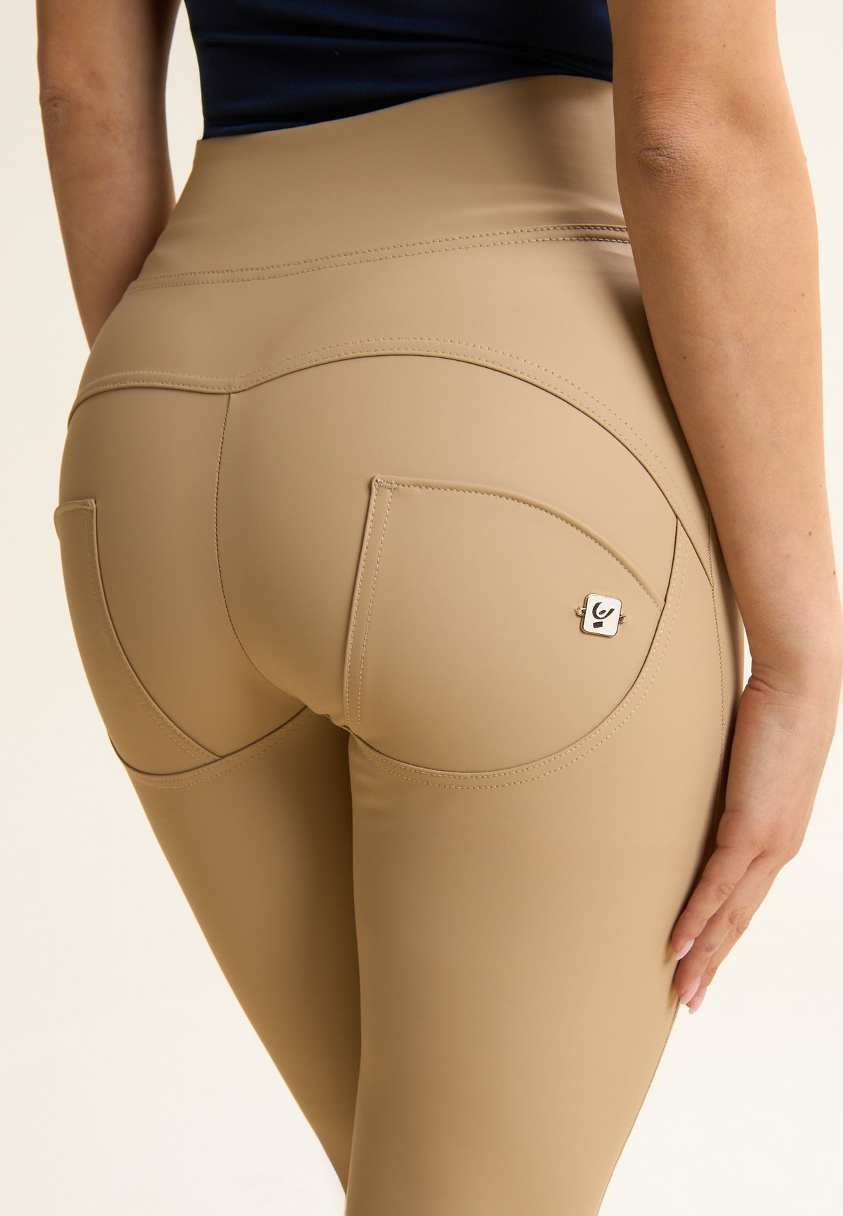 (WRUP2SHS2549-Z80) Jean WR.UP® taille haute en similicuir avec boutons dorés agrandi