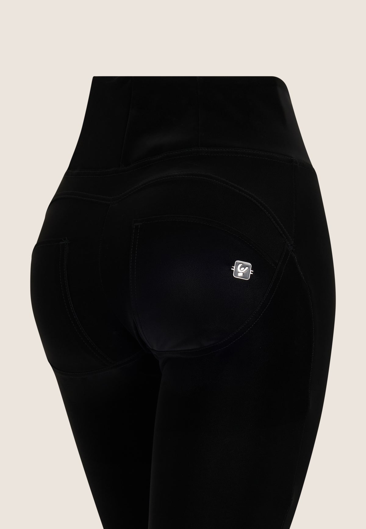 (WRUP47HF2576-N) Pantalon noir évasé en similicuir recyclé agrandi