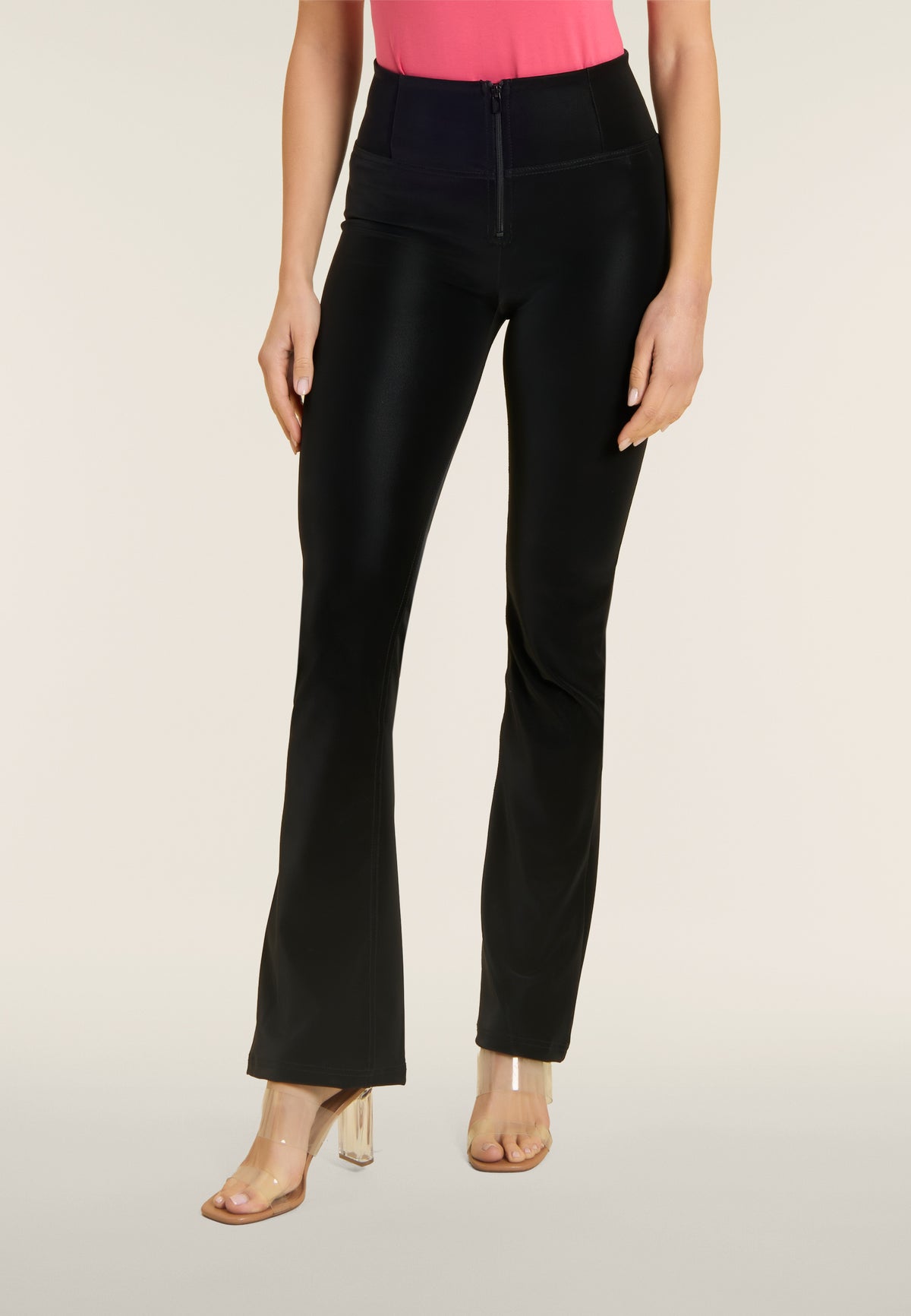 (WRUP47HF2576-N) Pantalon noir évasé en similicuir recyclé agrandi